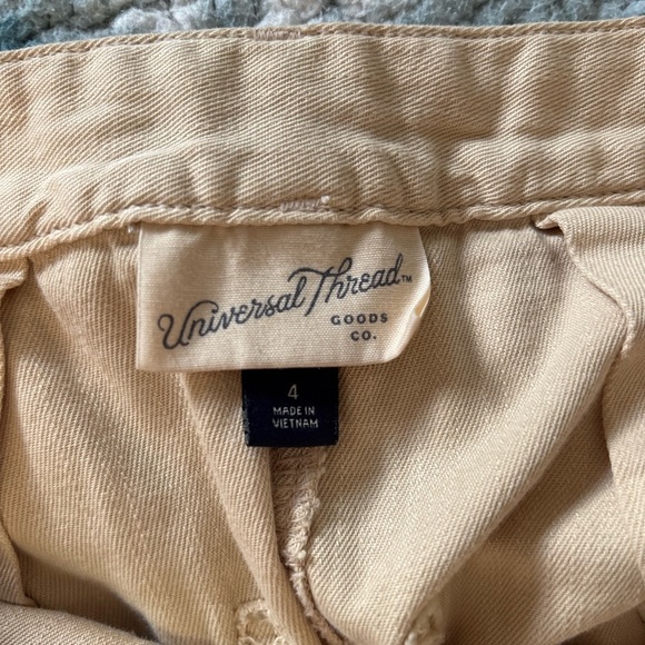 Universal Threads Beige Shorts Size 4 - Picture 3 of 3